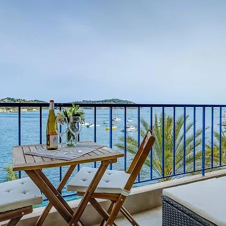 Stunning Waterfront *